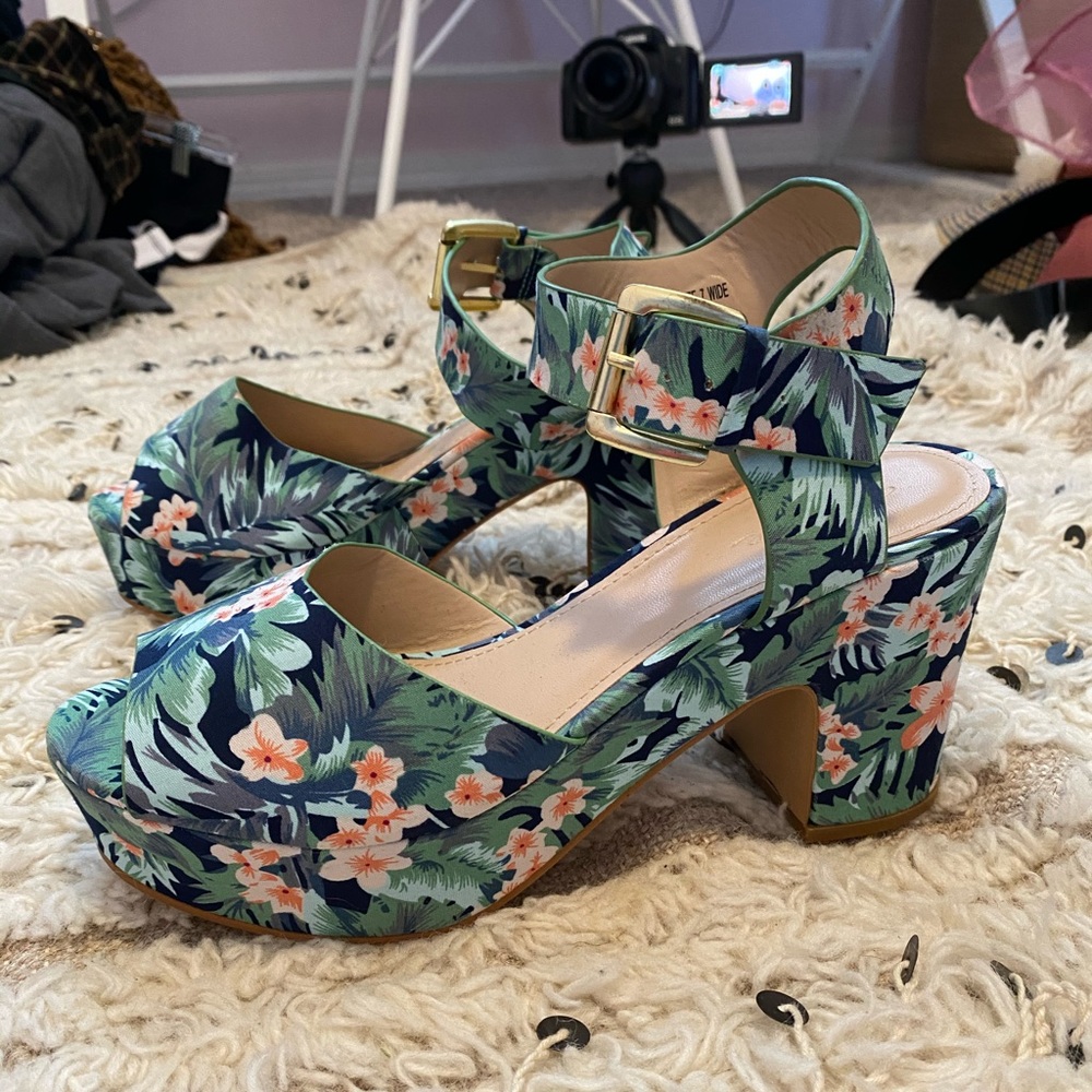 Tropical Heels - Picture 2 of 2
